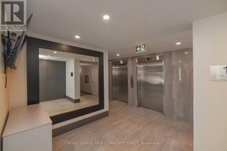 1270 Maple Crossing Blvd in Burlington, ON - Building Photo - Building Photo