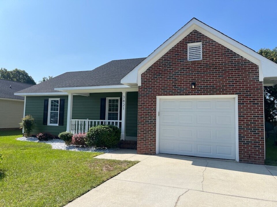 3821 Constance Rd in Hope Mills, NC - Building Photo