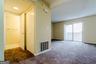 8564 Creekwood Way in Jonesboro, GA - Building Photo - Building Photo