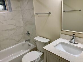 2703 W Ardmore Ave, Unit Garden East in Chicago, IL - Building Photo - Building Photo