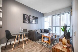 7 Grosvenor St in Toronto, ON - Building Photo