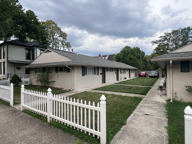 404-406 Kelton Ave