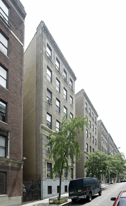 671 W 162nd St in New York, NY - Building Photo