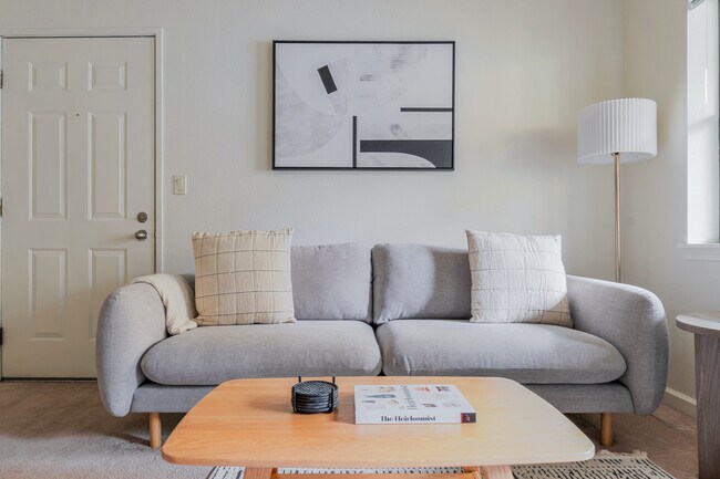 15606 NE 40th St in Redmond, WA - Building Photo - Building Photo