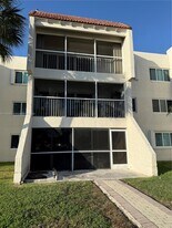 120 Lakeview Dr in Weston, FL - Building Photo