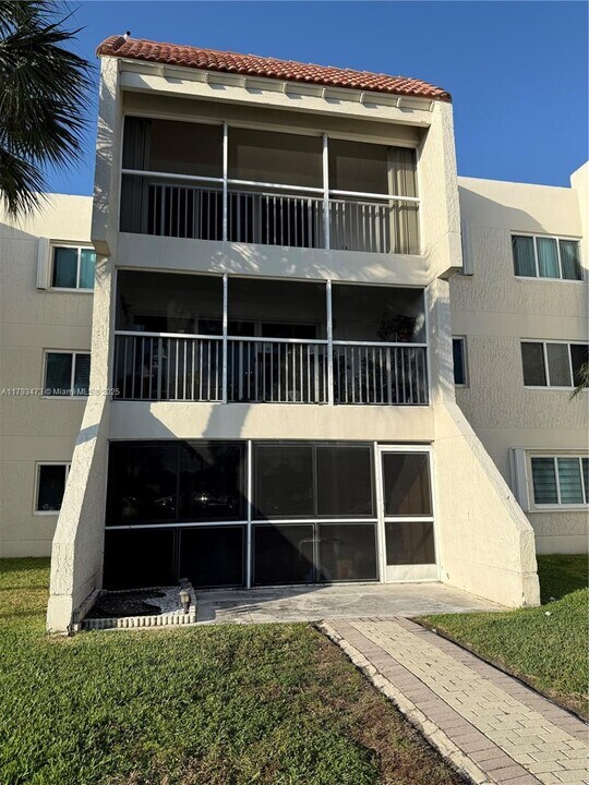 120 Lakeview Dr in Weston, FL - Building Photo