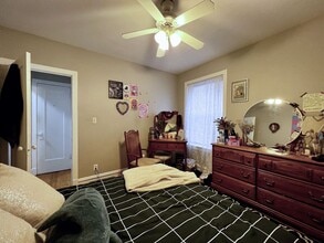 1056 W Cornelia Ave in Chicago, IL - Building Photo - Building Photo