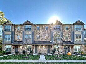 511 Broadway, Unit TH in Libertyville, IL - Building Photo