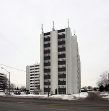 White House North in Brampton, ON - Building Photo - Building Photo