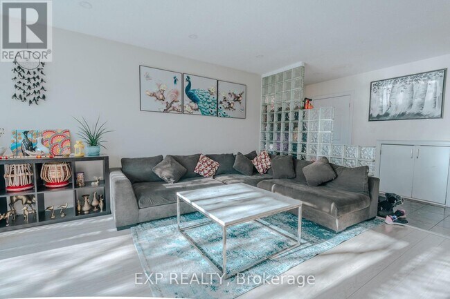 20 Manorglen Crescent in Toronto, ON - Building Photo - Building Photo
