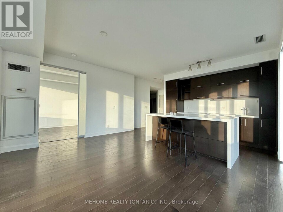 65 St Mary St in Toronto, ON - Building Photo