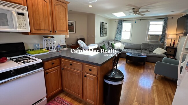 24 Burnham St, Unit 3A in Somerville, MA - Foto de edificio - Building Photo