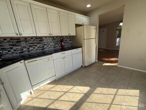 131 Albury Way in North Brunswick, NJ - Building Photo - Building Photo