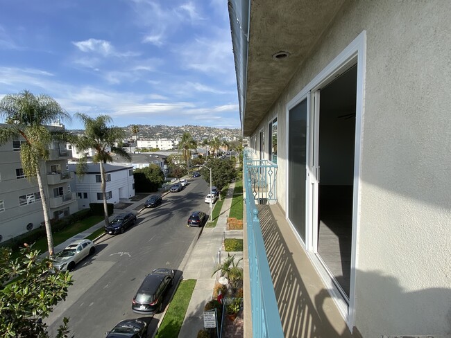 130 S Flores St, Unit 206 in Los Angeles, CA - Foto de edificio - Building Photo