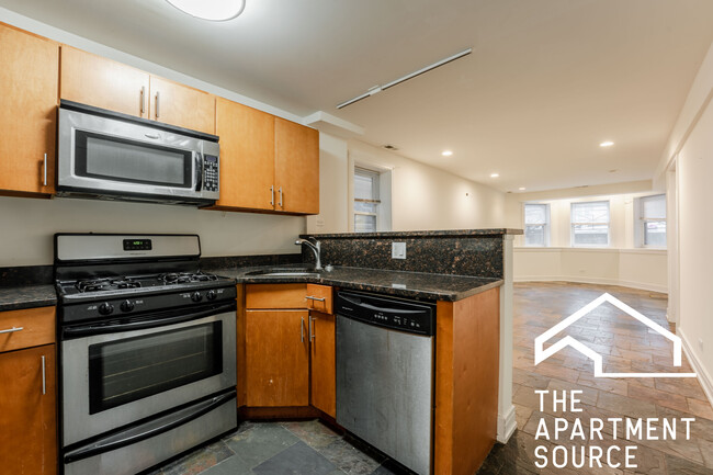 3023 N Oakley Ave, Unit GDN in Chicago, IL - Building Photo - Building Photo