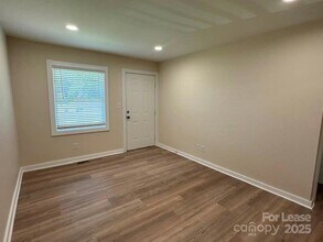 19612 Oak St, Unit 2 in Cornelius, NC - Building Photo - Building Photo