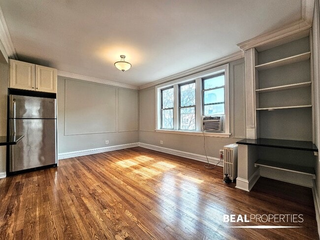 548 W Surf St, Unit 2 in Chicago, IL - Foto de edificio - Building Photo