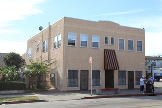 1000 E 10th St in Long Beach, CA - Building Photo - Building Photo