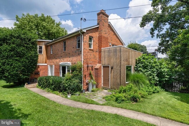 6003 Madawaska Rd in Bethesda, MD - Building Photo - Building Photo