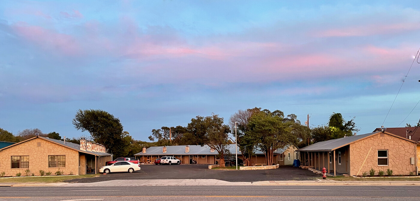 1814 Broadway, Unit 09 in Kerrville, TX - Building Photo