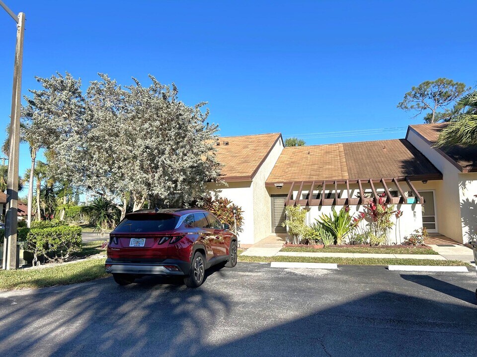 3614 English Rd in Greenacres, FL - Building Photo