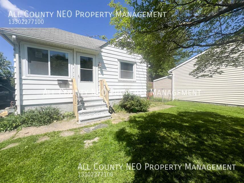 2349 Bellfield Ave in Akron, OH - Building Photo
