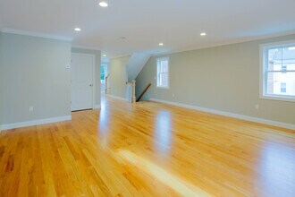 63 Bacon St, Unit 2 in Waltham, MA - Foto de edificio - Building Photo
