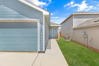 2823 Red Diamond in San Antonio, TX - Building Photo - Building Photo