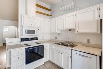 510 E Sequoia Dr, Unit 332 in Phoenix, AZ - Building Photo - Building Photo