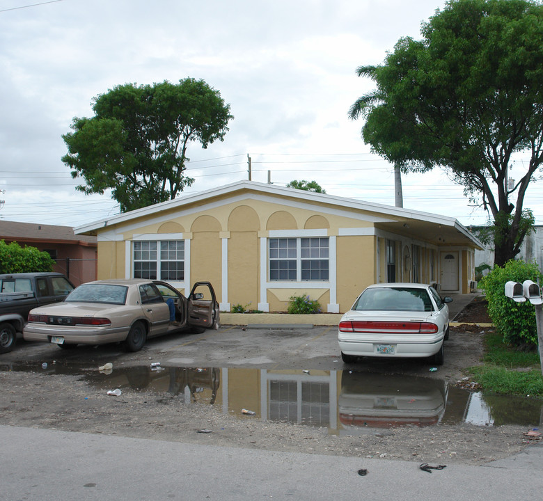 725 NW 4th Ave in Fort Lauderdale, FL - Foto de edificio