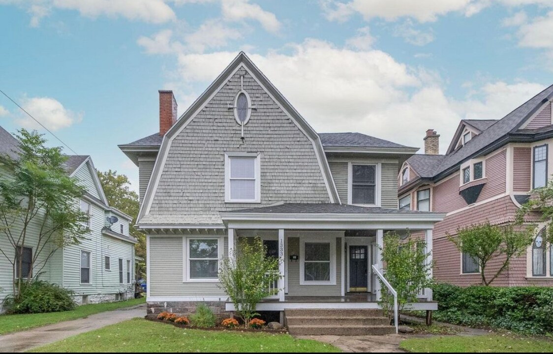1333 Wealthy St SE in Grand Rapids, MI - Building Photo