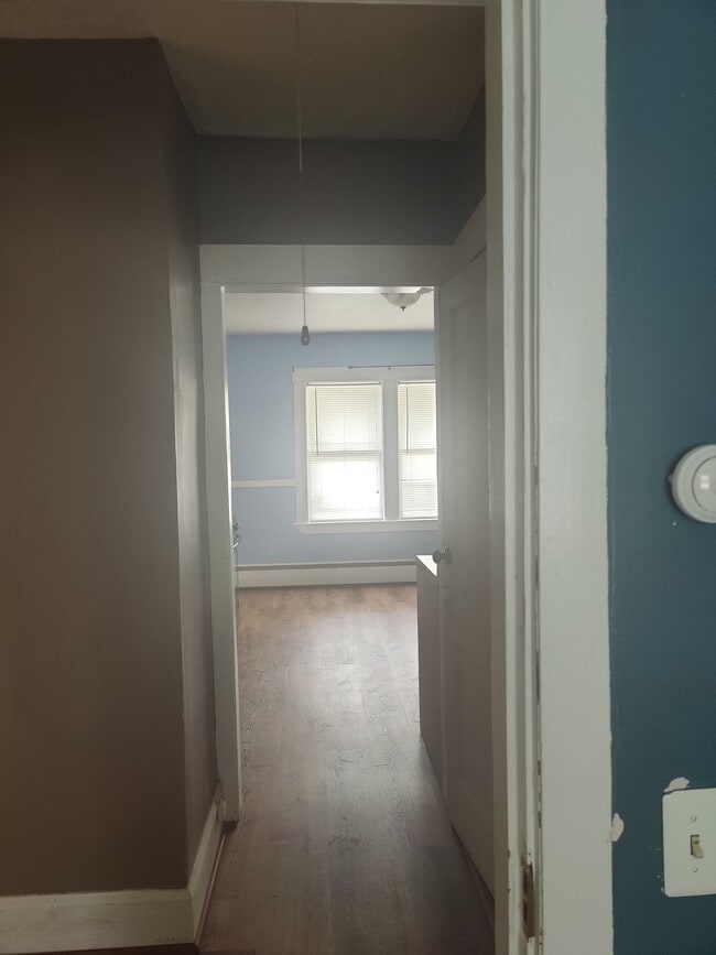 143 Charles St, Unit 2 in Fitchburg, MA - Building Photo - Building Photo