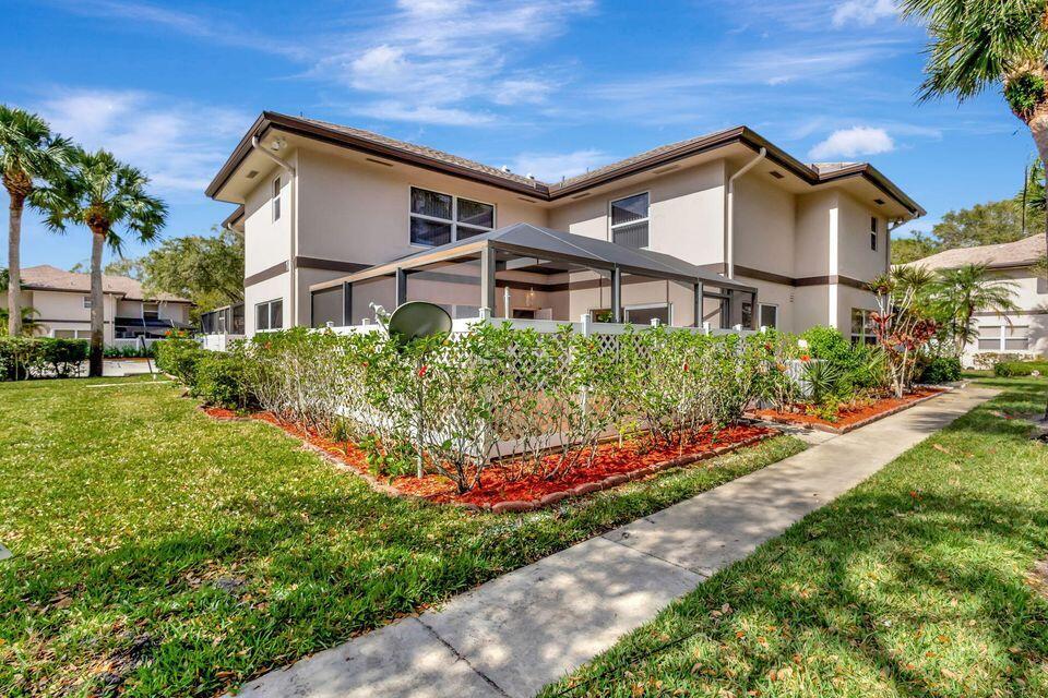 18 Amherst Ct in Royal Palm Beach, FL - Building Photo