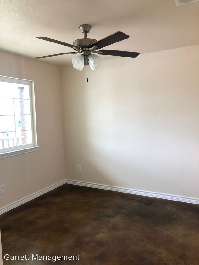 509 College St in Lampasas, TX - Foto de edificio - Building Photo