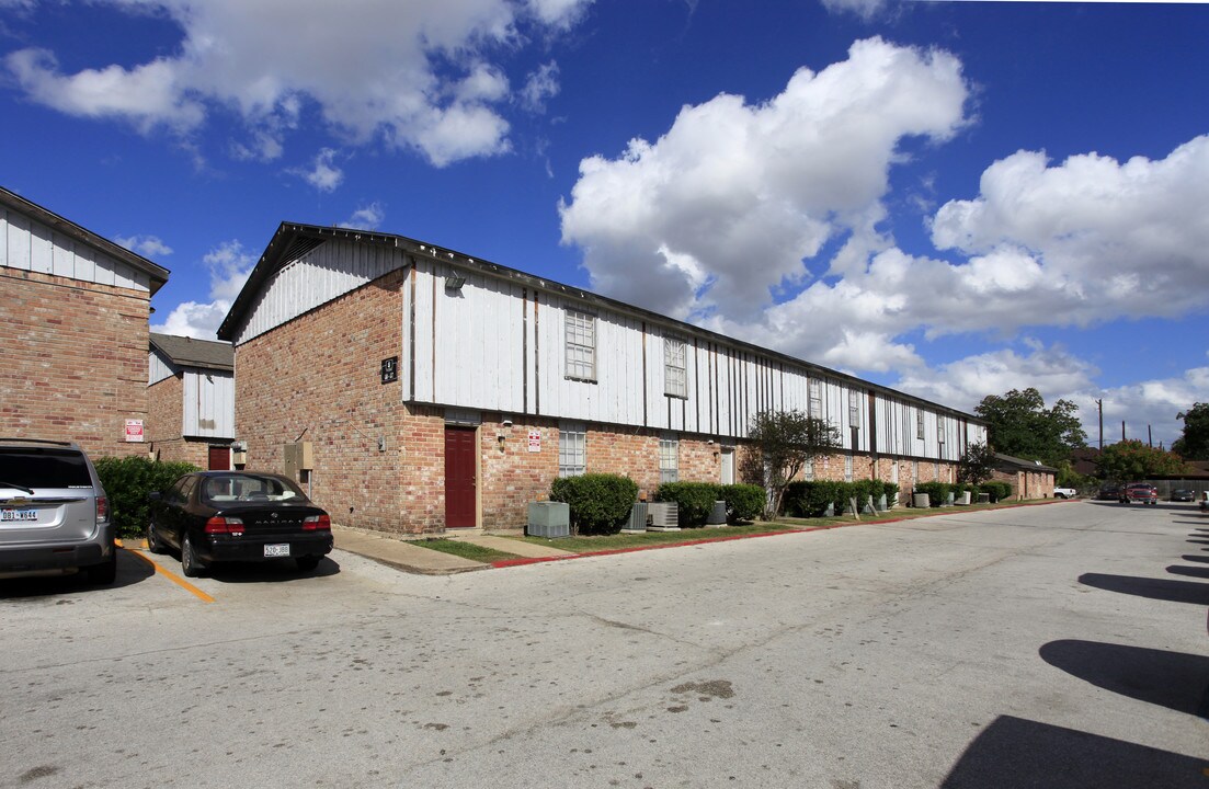 Quail Meadows Apartments in Houston, TX - Building Photo
