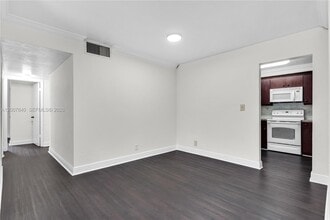 13715 Kendale Lakes Cir in Miami, FL - Building Photo - Building Photo