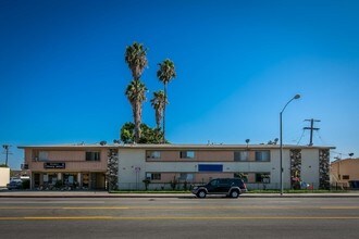 Ramona Apartments in El Monte, CA - Foto de edificio - Building Photo