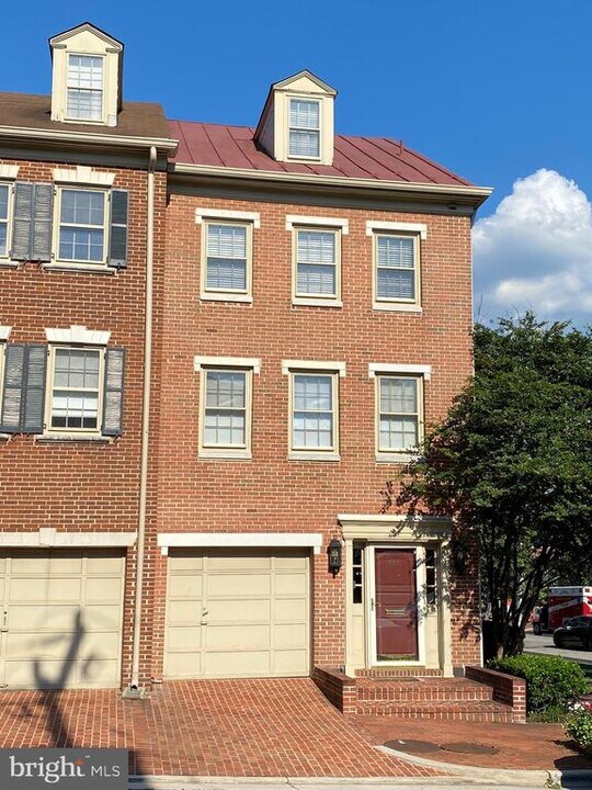 688 S Columbus St in Alexandria, VA - Building Photo
