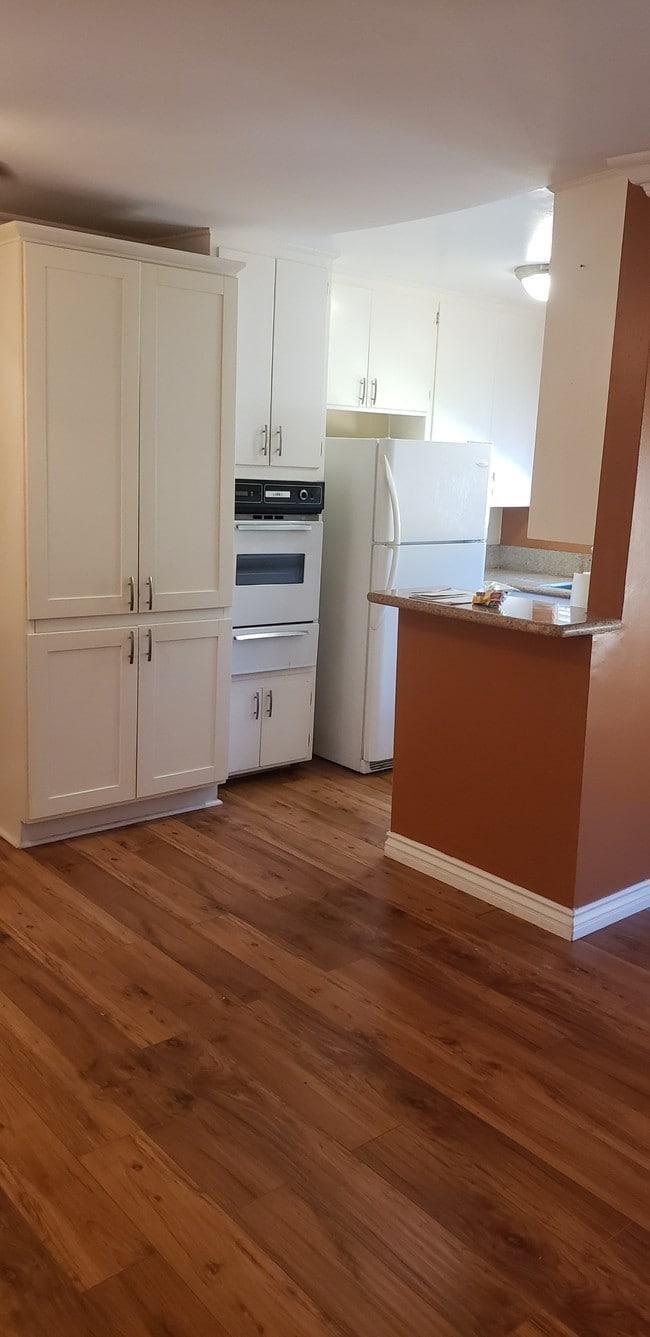 13833 Oxnard St, Unit 8 in Los Angeles, CA - Building Photo - Building Photo