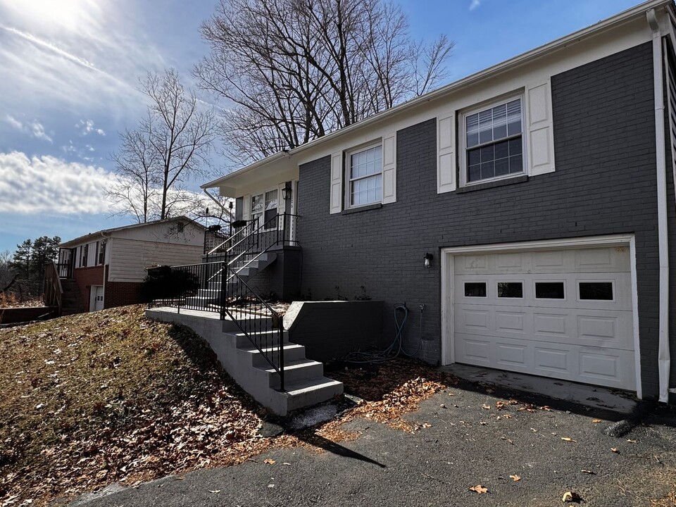106 Camelot Dr in Charlottesville, VA - Foto de edificio