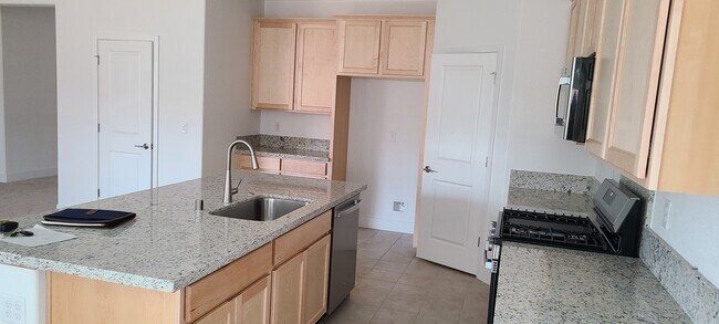 10072 Lake Almanor Cir in Sacramento, CA - Building Photo - Building Photo