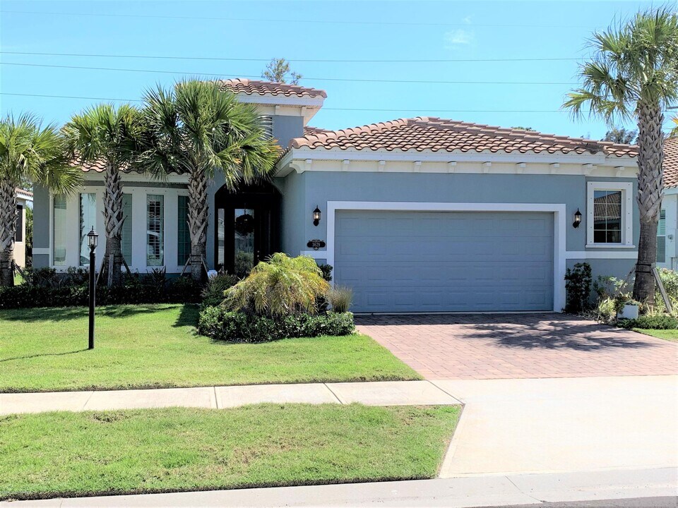 3629 Poseidon Way in Melbourne, FL - Building Photo