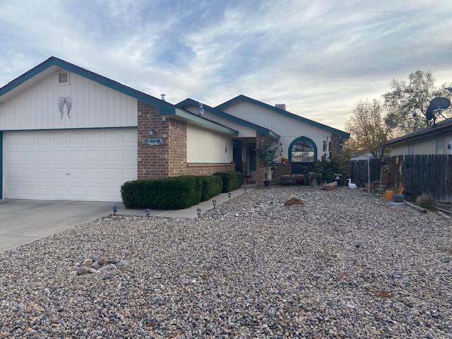 1969 Panay Dr in Los Lunas, NM - Foto de edificio