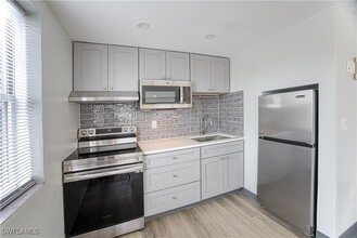 2037 W First St in Ft. Myers, FL - Foto de edificio - Building Photo