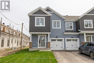 701 Tincture Pl in Ottawa, ON - Building Photo