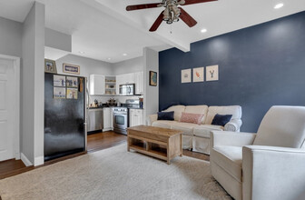 141 D St, Unit 3 in Boston, MA - Building Photo - Building Photo