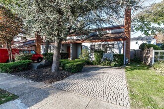 35 B S Norwood Rd in Sands Point, NY - Building Photo - Building Photo