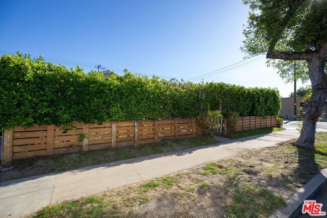 4216 W Victory Blvd in Burbank, CA - Building Photo - Building Photo