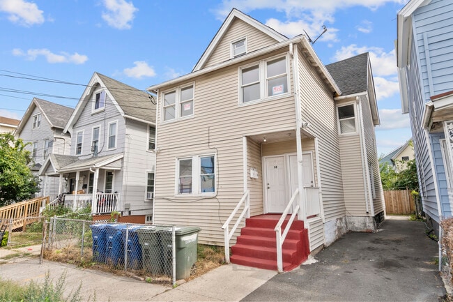 10 Clinton Ave in Bridgeport, CT - Building Photo - Building Photo