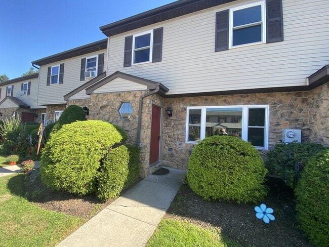210 Magnolia Dr in Fleetwood, PA - Building Photo - Building Photo